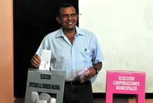 Porfirio Lobo deposita su voto