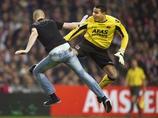 El portero del AZ holand�s agrede a un aficionado