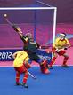 El portero de la selecci&oacute;n espa&ntilde;ola de hockey, Francisco Cort&eacute;s, parando un penalti c&oacute;rner ante Pakist&aacute;n.