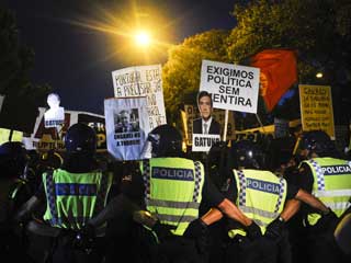 Ver v&iacute;deo  'Portugal da marcha atras en sus reformas'