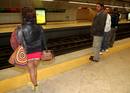 Una joven en ropa interior en un and&eacute;n del metro de Lisboa, Portugal, durante el 