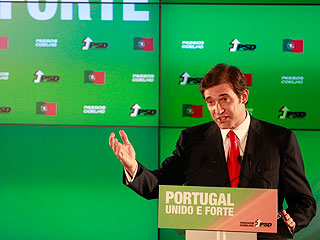 Ver v&iacute;deo  'Portugal gira a la derecha y da una holgada mayor&iacute;a a los conservadores'