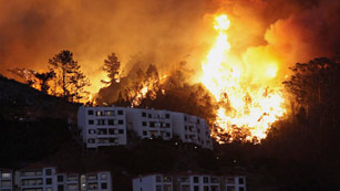 Ver v&iacute;deo  'Portugal lucha contra los incendios que amenazan la capital de Madeira'