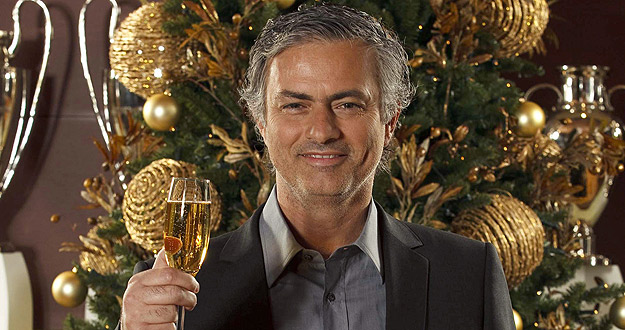 El portugu&eacute;s Jos&eacute; Mourinho, entrenador del Real Madrid, brinda para felicitar la Navidad y el a&ntilde;o nuevo a los aficionados.