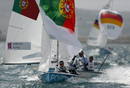 Los portugueses Alvaro Marinho y Miguel Nunes navegan durante la competici&oacute;n masculina de Vela 470 en los JJ.OO de Londres 2012