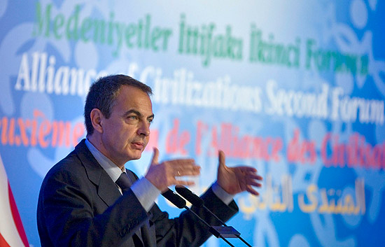 Zapatero declina hablar de la inminente remodelaci&oacute;n del Gobierno
