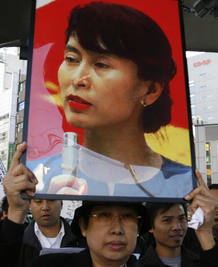 Un póster de Aung San Suu Kyi durante una manifestación de la oposición birmana en Tokio Un póster de Aung San Suu Kyi durante una manifestación de la oposición birmana en Tokio