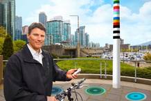 Los postes ofrecen Wi-Fi, parquímetros digitales y otras funciones; pueden incluir también como función adicional unas plataformas en las que recargar vehículos eléctricos, como coches o bicicletas. Los postes ofrecen Wi-Fi, parquímetros digitales y otras funciones; pueden incluir también como función adicional unas plataformas en las que recargar vehículos eléctricos, como coches o bicicletas.