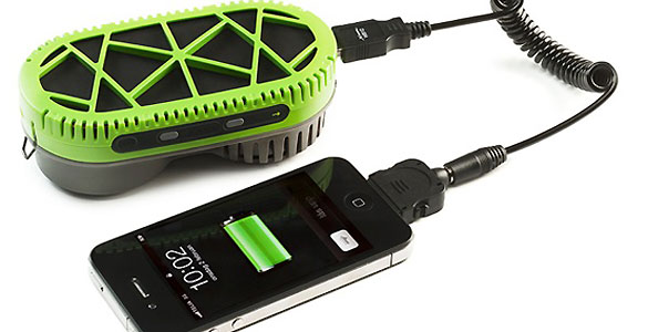 El PowerTreek es un dispositivo portátil que permite poner a funcionar y cargar un móvil al instante, con solo añadir agua a la pila de combustible.