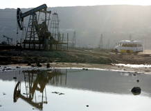 Pozo de petr&oacute;leo en Bak&uacute; (Azerbaiy&aacute;n)