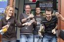 Los due&ntilde;os de la administraci&oacute;n de Tenerife que han repartido el 79.250, primer premio, lo celebran con algunos de los agraciados.