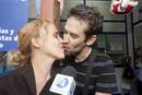 En Tenerife una pareja de agraciados con el Gordo de Navidad celebran su alegr&iacute;a con un beso.