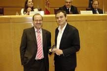 Ricardo Villa, director de RTVE.es, recoge el premio a la mejor web del año de manos de Miguel Pérez Subías, presidente de la Asociación de Usuarios de Internet Ricardo Villa, director de RTVE.es, recoge el premio a la mejor web del año de manos de Miguel Pérez Subías, presidente de la Asociación de Usuarios de Internet