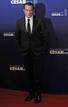 El actor franc&eacute;s Jean Dujardin posa a su llegada al teatro Chatelet de Par&iacute;s hoy, viernes 24 de febrero de 2012.