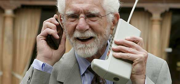 El ingeniero norteamericano Martin Cooper posa con dos modelos de teléfono móvil en Oviedo donde recogerá el premio Príncipe de Asturias. El ingeniero norteamericano Martin Cooper posa con dos modelos de teléfono móvil en Oviedo donde recogerá el premio Príncipe de Asturias.