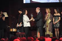 Premis Sant Jordi 2012 - Julieta Serrano rep el premi de Benigno Moreno