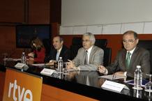 Olga P&eacute;rez, coordinadora de la obra; Luis Fern&aacute;ndez, presidente de la Corporaci&oacute;n RTVE, Luis Fern&aacute;ndez; secretario de estado de comunicaci&oacute;n, Francisco Ros y Francisco Mellado, presidente del colegio de ingenieros de telecomunicaciones.