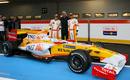 Nelson Piquet Jr. (dcha), y Fernando Alonso (izq), posan junto al jefe de la escuder&iacute;a Renault, el italiano Flavio Briatore (c), tras el nuevo R29