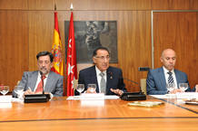 De izquierda a derecha, Jos&eacute; Ram&oacute;n Sanz Pinedo; Salvador Santos Campano, presidente de la C&aacute;mara de Comercio de Madrid; y Javier M&eacute;ndez.