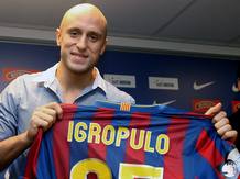 El jugador de balonmano procedente del Chehovski Medvedi ruso, Konstantin Igropulo, durante su presentaci&oacute;n como nuevo jugador del F.C Barcelona