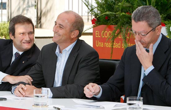 Sebasti&aacute;n y Gallard&oacute;n presentan el coche el&eacute;ctrico