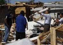 El presidente de Estados Unidos, Barack Obama, y su mujer, Michelle Obama, hablan con algunos de los damnificados en Tuscaloosa, Alabama