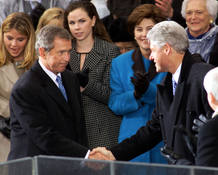 Bush da la mano a Clinton en el momento de su toma de posesión, el 20 de enero de 2001. Bush da la mano a Clinton en el momento de su toma de posesión, el 20 de enero de 2001.