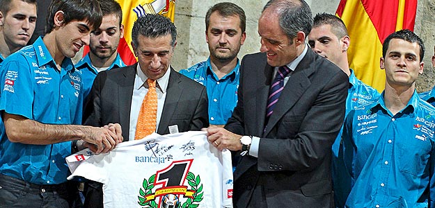 El president de la Generalitat, Francisco Camps, recibe de manos del piloto Julián Simón, campeón del mundo 2009 de 125 cc., y su director de equipo el ex piloto Jorge Martínez "Aspar", una camiseta conmemorativa. El president de la Generalitat, Francisco Camps, recibe de manos del piloto Julián Simón, campeón del mundo 2009 de 125 cc., y su director de equipo el ex piloto Jorge Martínez "Aspar", una camiseta conmemorativa.