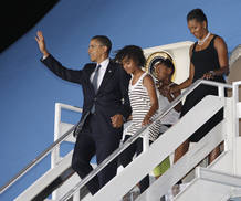 US President Obama, his wife Michelle and their children Malia and Sasha arrive in Accra US President Obama, his wife Michelle and their children Malia and Sasha arrive in Accra
