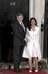 La presidenta argentina, Cristina Fern&aacute;ndez, saluda al primer ministro brit&aacute;nico, Gordon Brown