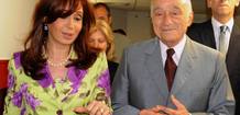 La presidenta argentina, Cristina Fern&aacute;ndez, conversa con Enrique Eskenazi.