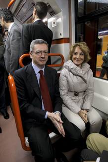 La presidenta de la Comunidad de Madrid, Esperanza Aguirre, y el alcalde de la capital, Alberto Ruiz-Gallard&oacute;n, inauguran la ampliaci&oacute;n de la l&iacute;nea 9 de Metro