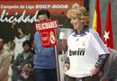 La presidenta de la Comunidad de Madrid, Esperanza Aguirre, posa con una camiseta del Real Madrid.