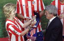 La presidenta de la Comunidad de Madrid, Esperanza Aguirre (i) recibe una r&eacute;plica de la Liga Europa