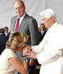 La presidenta de la Comunidad de Madrid, Esperanza Aguirre, saluda al papa Benedicto XVI en presencia del rey Juan Carlos,