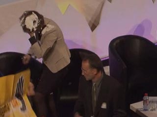 Ver v&iacute;deo  'La presidenta de Navarra recibe tres 'tratazos' de opositores al AVE'