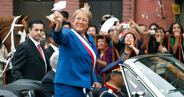 La presidenta saliente chilena, Michelle Bachelet, saluda a los miles de incondicionales tras la toma de posesi&oacute;n de Sebasti&aacute;n Pi&ntilde;era.
