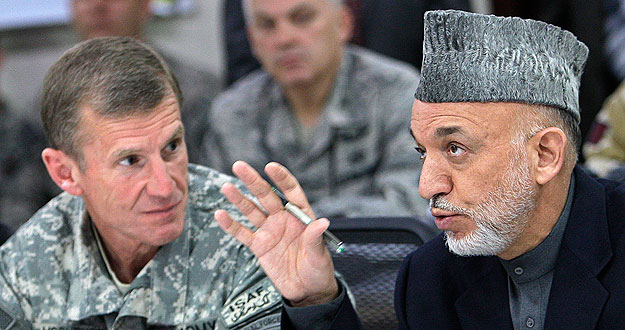 El presidente de Afganistán, Hamid Karzai, habla con el general McChrystal en las oficinas de la ISAF en Kabul. El presidente de Afganistán, Hamid Karzai, habla con el general McChrystal en las oficinas de la ISAF en Kabul.