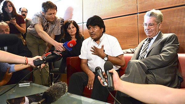 El presidente austriaco, Heinz Fischer (dcha), mantiene un encuentro con el presidente boliviano, Evo Morales (izq), en el aeropuerto de Viena