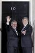 El presidente de Brasil, Luiz In&aacute;cio Lula da Silva, saluda al primer ministro brit&aacute;nico, Gordon Brown