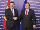El presidente de la Comisi&oacute;n Europea, Jos&eacute; Manuel Durao Barroso (dcha), da la bienvenida al presidente del Gobierno espa&ntilde;ol, Mariano Rajoy, antes de la reuni&oacute;n mantenida por ambos en Bruselas.