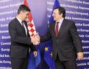 El presidente de la Comisi&oacute;n Europea, Jos&eacute; Manuel Durao Barroso (dcha), da la bienvenida al primer ministro croata, Zoran Milanovic