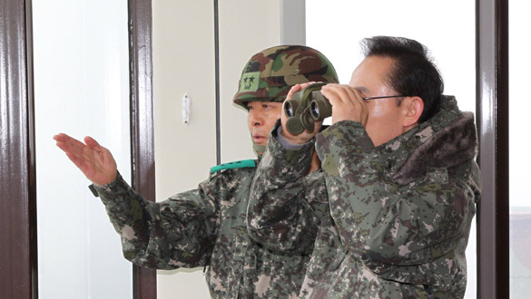 El presidente de Corea del Sur junto a las tropas durante las maniobras
