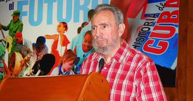 El ex presidente cubano, Fidel Castro, asiste a una reuni&oacute;n con j&oacute;venes cubanos en La Habana.