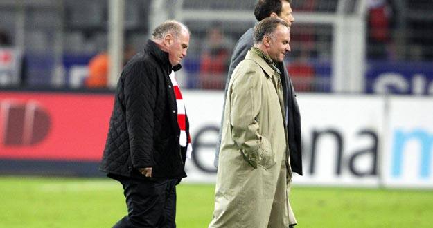 El presidente del Bayern M&uacute;nich, Uli Hoeness (i), y el director ejecutivo Karl-Heinz Rummenigge (d) salen del campo del Borussia Dortmund el pasado 11 de abril