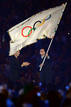 El presidente del COI, Jacques Rogge, entrega la bandera ol&iacute;mpica al alcalde de Rio de Janeiro, Eduardo Paes