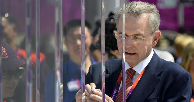 El presidente del Comité Olímpico Internacional, Jacques Rogge, en el homenaje a los once deportistas israelíes asesinados en los Juegos de Munich 1972. El presidente del Comité Olímpico Internacional, Jacques Rogge, en el homenaje a los once deportistas israelíes asesinados en los Juegos de Munich 1972.