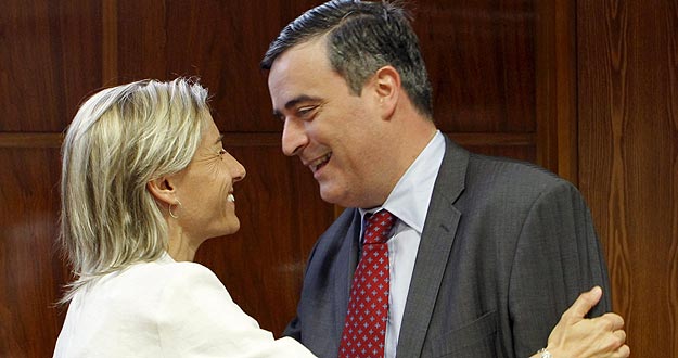 El presidente del Consejo Superior de Deportes (CSD), Miguel Cardenal (d) saluda a la atleta y senadora por el Partido Popular Marta Domínguez (i), momentos antes de iniciar su comparecencia en la Comisión de Educación del Senado. El presidente del Consejo Superior de Deportes (CSD), Miguel Cardenal (d) saluda a la atleta y senadora por el Partido Popular Marta Domínguez (i), momentos antes de iniciar su comparecencia en la Comisión de Educación del Senado.
