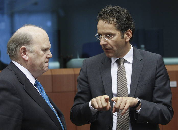 El presidente del Eurogrupo y ministro holand&eacute;s de Finanzas, Jeroen Dijsselbloem, conversa con el ministro irland&eacute;s de Finanzas, Michael Noonan