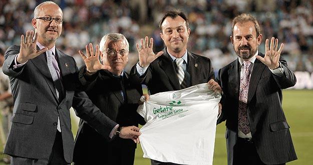El presidente del Getafe, Ángel Torres, con una camiseta con el lema "Getafe también tiene una corazonada". El presidente del Getafe, Ángel Torres, con una camiseta con el lema "Getafe también tiene una corazonada".